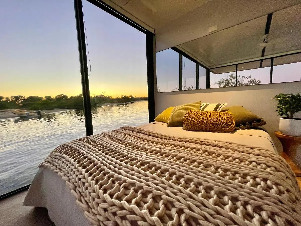 Oasis Noosa - Luxury Floating Eco Villas Båthotell Noosa Heads